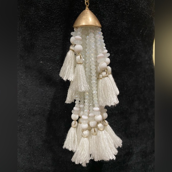 NWOT White tassel necklace. Brand unknown. - Picture 2 of 3